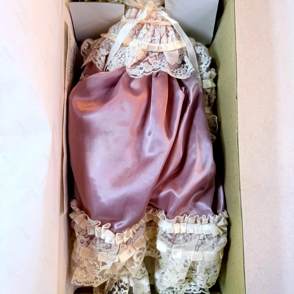 Vintage‎ Seymour Mann Connoisseur Porcelain Doll Mauve Lace Dress TR-87 NIB